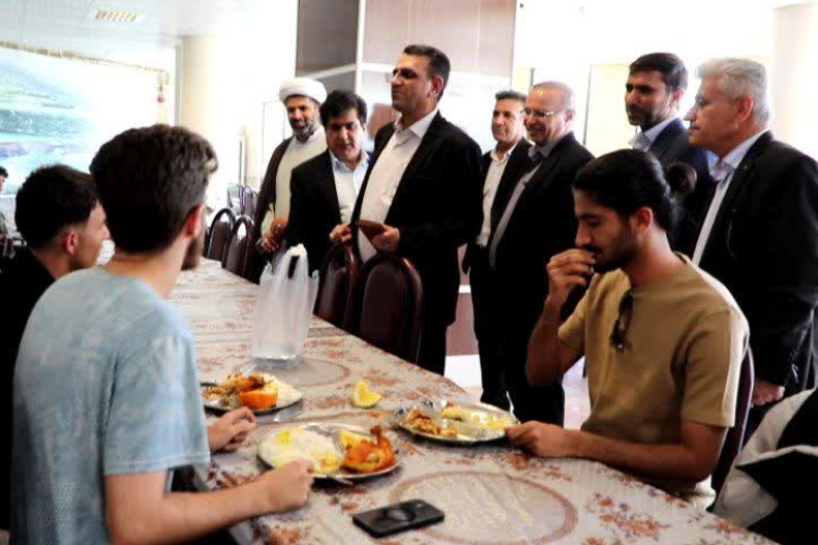 بازدید سرپرست دانشگاه یاسوج بهمراه اعضای هيأت رئيسه از سلف سرویس برادران + (تصاویر)
