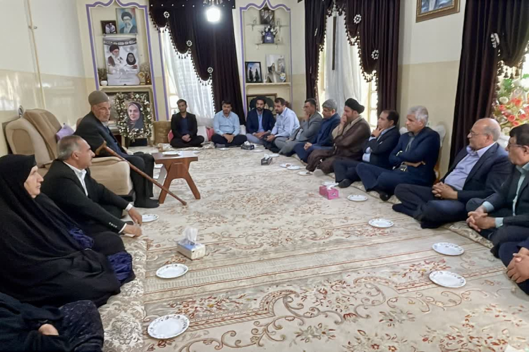 دیدار معاون فرهنگی معاون اول رئیس جمهور بهمراه رئيس دانشگاه یاسوج با خانواده "شهیده قلی‌پور" از شهدای مدرسه شجره طیبه میناب
