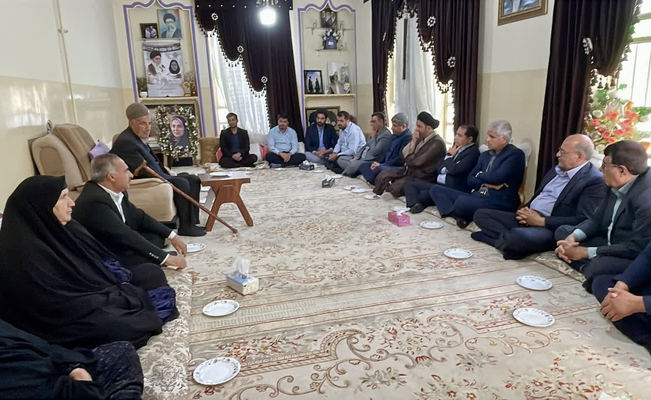 دیدار معاون فرهنگی معاون اول رئیس جمهور بهمراه رئيس دانشگاه یاسوج با خانواده "شهیده قلی‌پور" از شهدای مدرسه شجره طیبه میناب
