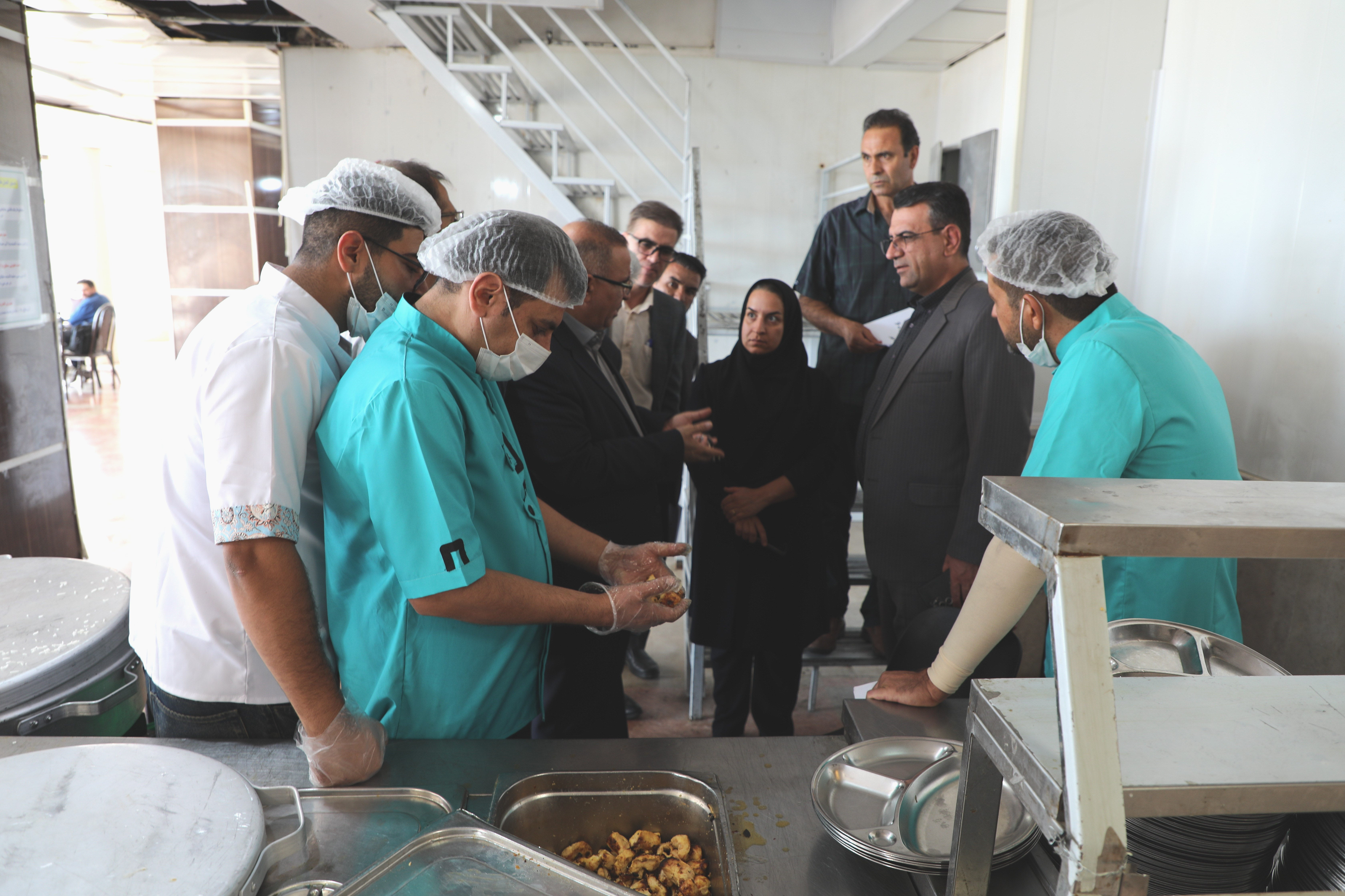حضور سرزده رئیس دانشگاه یاسوج در سلف غذاخوری دانشجویان؛ بررسی میدانی کیفیت خدمات تغذیه‌ای